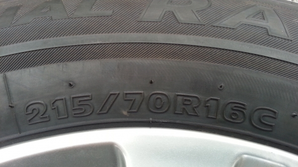 ขายแม็กยางถอดป้ายแดง Hyundai H1 6รู ยางHankook 215/70R16 ยางสัปดาห์ที่48ปี13 (ตุ่มหน้ายางสียังอยู่) จำนวน 1 ชุด พร้อมน๊อต 24 ตัว