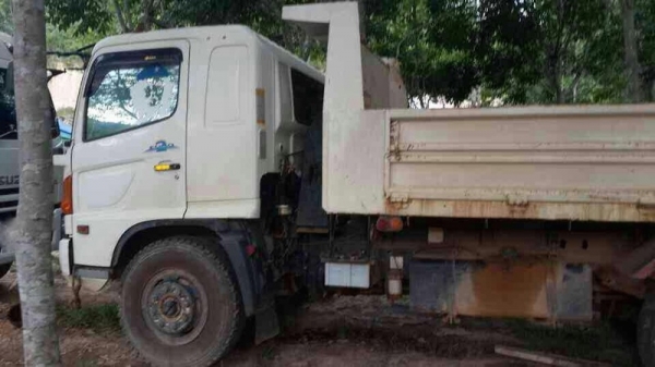 รถฮีโน่ 6 ล้อดั้ม 220 แรงม้า. ปี 51 ( รถวิ่ง 1xx,xxx กม. )  สนใจติดต่อ 081 - 6079515