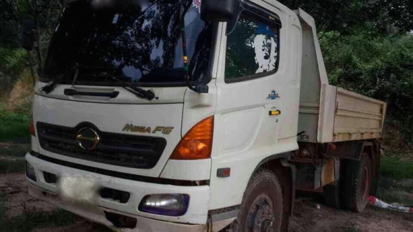 รถฮีโน่ 6 ล้อดั้ม 220 แรงม้า. ปี 51 ( รถวิ่ง 1xx,xxx กม. )  สนใจติดต่อ 081 - 6079515