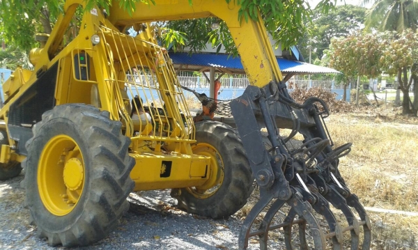 ขายรถคีบอ้อยเบลไทยทำเครื่องด้อย 4สูบ สภาพสวยพร้อมใช้ ราคาต่อรองได้ ติดต่อได้ที่คุณ อ๊อฟ พิจิตร 086-737-9991