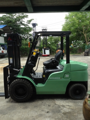 +++ ขายรถโฟล์คลิฟท์ MITSUBISHI   GRANDDIA  FD30 (รุ่นใหม่ล่าสุด)  เครื่องยนต์ดีเซล  เสา 3 เมตร  เกียร์ธรรมดา  งา 1,070  มม.  ยางลม  *** สนใจรายละเอียด  ราคา  คุยได้ครับ โทร.  081-659-7598 ครับ ***