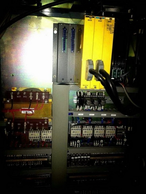 ขายเครื่อง NC MILLING SHIZUOKA FANUC 11M สภาพดี แผงคอนโทรลสวยมาก หัว NT40 ถอดทูลแบบกดปุ่ม เปลี่ยนทูลง่ายมาก SPEED 3,600 RPM. ระยะวิ่งกัดงาน X,Y = 800X400 mm. ลิ้งโปรแกรม RS232 ได้ ใช้งานได้ดีปกติ ขายถูก ๆ ติดต่อ เล็ก 086-3237681