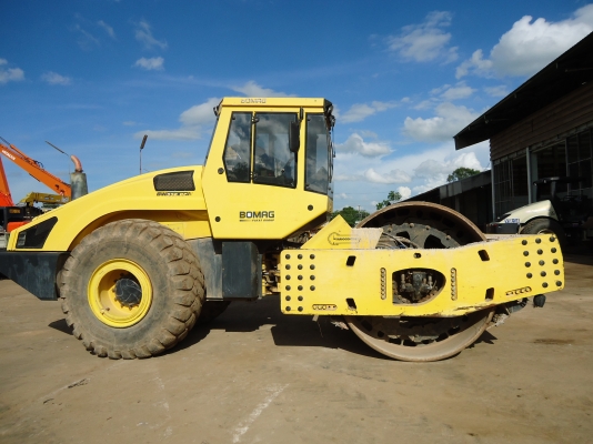 ขายรถบดสั่นสะเทือน BOMAG รุ่นSW-226 DH-4 ขนาด 26 ตัน สภาพพร้อมใช้งานทันที มีเอกสารจดทะเบียน