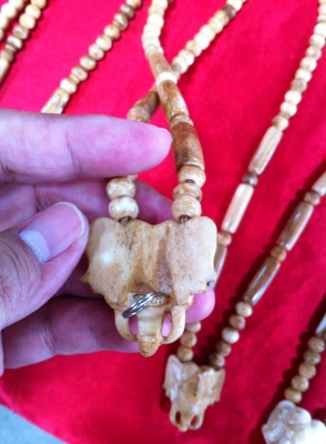 ขายสร้อยคอทำมาจากกระดูกช้างแท้ๆครับ ยิ่งสวมใส่ยิ่งมีความเงางามสวยไม่แพ้กับงาช้างครับ ความยาว ประมาณ30cm มีข้อต่อหลังหมุนเกลียวเวลาสวมใส่ง่ายขึ้น ราคาเพียง 1,000.-บาท สนใจติดต่อ Gun Lamphun 093-9319456 ครับ