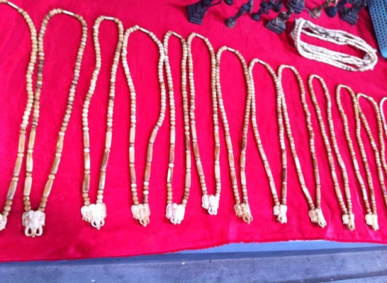 ขายสร้อยคอทำมาจากกระดูกช้างแท้ๆครับ ยิ่งสวมใส่ยิ่งมีความเงางามสวยไม่แพ้กับงาช้างครับ ความยาว ประมาณ30cm มีข้อต่อหลังหมุนเกลียวเวลาสวมใส่ง่ายขึ้น ราคาเพียง 1,000.-บาท สนใจติดต่อ Gun Lamphun 093-9319456 ครับ