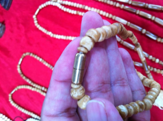 ขายสร้อยคอทำมาจากกระดูกช้างแท้ๆครับ ยิ่งสวมใส่ยิ่งมีความเงางามสวยไม่แพ้กับงาช้างครับ ความยาว ประมาณ30cm มีข้อต่อหลังหมุนเกลียวเวลาสวมใส่ง่ายขึ้น ราคาเพียง 1,000.-บาท สนใจติดต่อ Gun Lamphun 093-9319456 ครับ