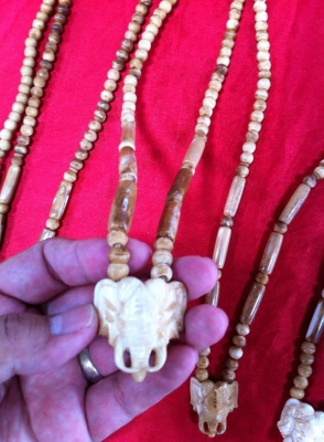 ขายสร้อยคอทำมาจากกระดูกช้างแท้ๆครับ ยิ่งสวมใส่ยิ่งมีความเงางามสวยไม่แพ้กับงาช้างครับ ความยาว ประมาณ30cm มีข้อต่อหลังหมุนเกลียวเวลาสวมใส่ง่ายขึ้น ราคาเพียง 1,000.-บาท สนใจติดต่อ Gun Lamphun 093-9319456 ครับ