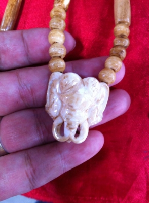 ขายสร้อยคอทำมาจากกระดูกช้างแท้ๆครับ ยิ่งสวมใส่ยิ่งมีความเงางามสวยไม่แพ้กับงาช้างครับ ความยาว ประมาณ30cm มีข้อต่อหลังหมุนเกลียวเวลาสวมใส่ง่ายขึ้น ราคาเพียง 1,000.-บาท สนใจติดต่อ Gun Lamphun 093-9319456 ครับ