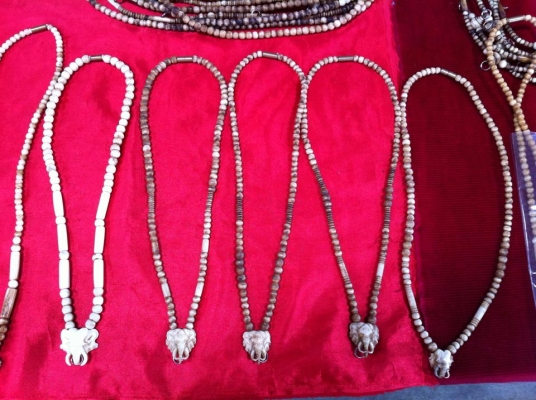 ขายสร้อยคอทำมาจากกระดูกช้างแท้ๆครับ ยิ่งสวมใส่ยิ่งมีความเงางามสวยไม่แพ้กับงาช้างครับ ความยาว ประมาณ30cm มีข้อต่อหลังหมุนเกลียวเวลาสวมใส่ง่ายขึ้น ราคาเพียง 1,000.-บาท สนใจติดต่อ Gun Lamphun 093-9319456 ครับ