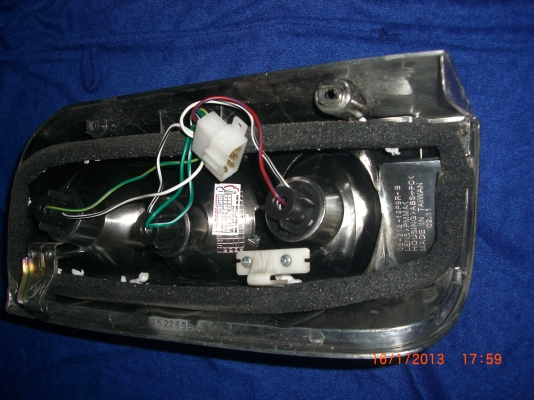 ไฟท้ายรถตู้ TOYOTA หัวจรวด ของใหม่ ขายถูกซื้อมาไม่ได้ใช้ ขายรถไปแล้ว