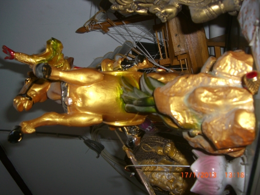 เทพเจ้ากวนอู สีทองสง่าอยู่บนหลังม้า เทพเจ้าแห่งความซื่อสัคย์