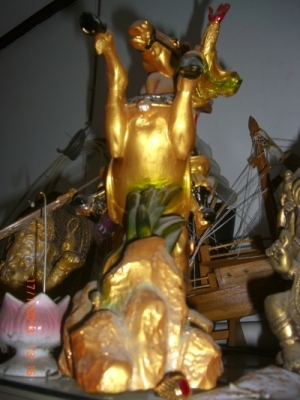 เทพเจ้ากวนอู สีทองสง่าอยู่บนหลังม้า เทพเจ้าแห่งความซื่อสัคย์ เทพเจ้ากวนอู สีทองสง่าอยู่บนหลังม้า เทพเจ้าแห่งความซื่อสัคย์