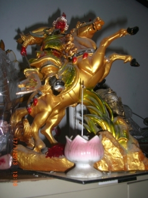 เทพเจ้ากวนอู สีทองสง่าอยู่บนหลังม้า เทพเจ้าแห่งความซื่อสัคย์ เทพเจ้ากวนอู สีทองสง่าอยู่บนหลังม้า เทพเจ้าแห่งความซื่อสัคย์