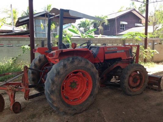 KUBOTA M5000 SU - 2 เพลา ทำงาน 4,000 ชม. เอกสารเล่มทะเบียนมีครบพร้อม เครื่องแน่นดีแรงดี ระบบรั่วซึ่มไม่มีปัญหาพร้อมทำงานได้เลย อุปกรณ์มีใบดันหน้า ผานพรวนดิน 3 ช่วงล่างแน่นดี พร้อมใช้งานได้เลยครับ ราคาต่อรองได้นะครับ