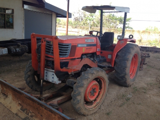 KUBOTA M5000 SU - 2 เพลา ทำงาน 4,000 ชม. เอกสารเล่มทะเบียนมีครบพร้อม เครื่องแน่นดีแรงดี ระบบรั่วซึ่มไม่มีปัญหาพร้อมทำงานได้เลย อุปกรณ์มีใบดันหน้า ผานพรวนดิน 3 ช่วงล่างแน่นดี พร้อมใช้งานได้เลยครับ ราคาต่อรองได้นะครับ