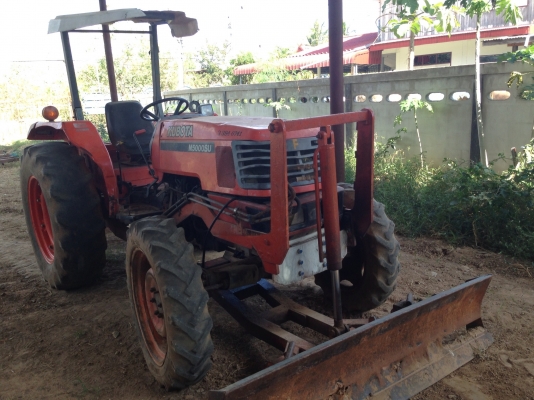 KUBOTA M5000 SU - 2 เพลา ทำงาน 4,000 ชม. เอกสารเล่มทะเบียนมีครบพร้อม เครื่องแน่นดีแรงดี ระบบรั่วซึ่มไม่มีปัญหาพร้อมทำงานได้เลย อุปกรณ์มีใบดันหน้า ผานพรวนดิน 3 ช่วงล่างแน่นดี พร้อมใช้งานได้เลยครับ ราคาต่อรองได้นะครับ