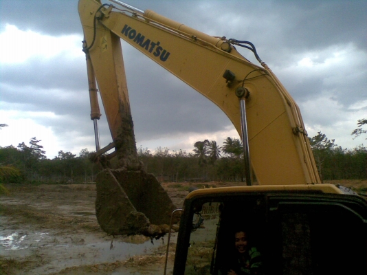 ขายแบคโฮ  KOMUTSU  200-8  มีเอกสารใบอินวอยซ์บริษัท  รถใช้งาน 8  พันกว่าชั่วโมง  ตามสภาพรถใช้งานอยู่