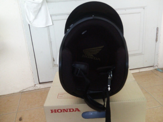 ขาย หมวกครูฝึก HONDA 100\% ราคา 550 แถมพวงกุณแจหนึ่งพวง รวมส่งแบบลงทะเบียน ems เพิ่ม 50 บาท กันลม อันละ 100