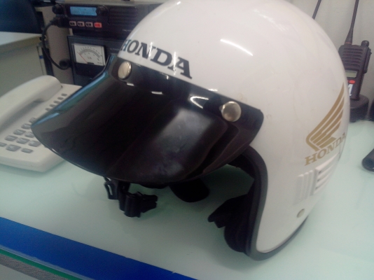 ขาย หมวกครูฝึก HONDA 100\% ราคา 550 แถมพวงกุณแจหนึ่งพวง รวมส่งแบบลงทะเบียน ems เพิ่ม 50 บาท กันลม อันละ 100