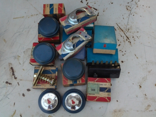 JOECLASSICขายฝาปิดน้ำมันเครื่องรุ่นมีกรองงานเก่าเก็บราคา 350..ที่ล็อคฝากระโปรงงานเก่าเก็บ  200..ราคานี้พร้อมจัดส่งสนใจโทรสอบฤามได้.