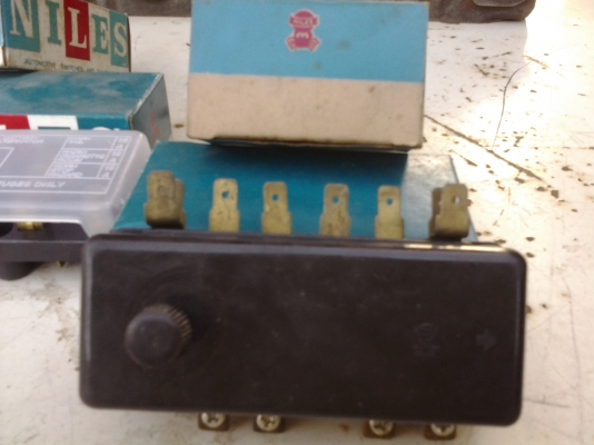 JOECLASSICขายกล่องฟิวส์ใส่ดัทสัน 520 521 620 720 เป็นกล่องเดิมงานเก่าเก็บอันละ 200.สนใจโทรสอบฤามได้ราคานี้พร้อมจัดส่ง...