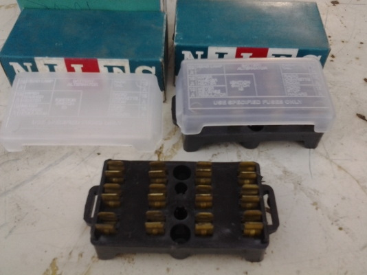 JOECLASSICขายกล่องฟิวส์ใส่ดัทสัน 520 521 620 720 เป็นกล่องเดิมงานเก่าเก็บอันละ 200.สนใจโทรสอบฤามได้ราคานี้พร้อมจัดส่ง...