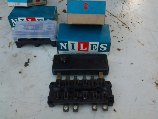 JOECLASSICขายกล่องฟิวส์ใส่ดัทสัน 520 521 620 720 เป็นกล่องเดิมงานเก่าเก็บอันละ 200.สนใจโทรสอบฤามได้ราคานี้พร้อมจัดส่ง...