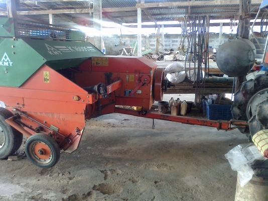 ฝากขายรถไถ ISEKI  tf327 พร้อมเครื่องอัดฟาง พร้อมใช้งาน  สภาพใหม่ ซื้อมามือแรก หาคนขับไม่ได้