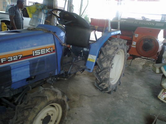 ฝากขายรถไถ ISEKI  tf327 พร้อมเครื่องอัดฟาง พร้อมใช้งาน  สภาพใหม่ ซื้อมามือแรก หาคนขับไม่ได้