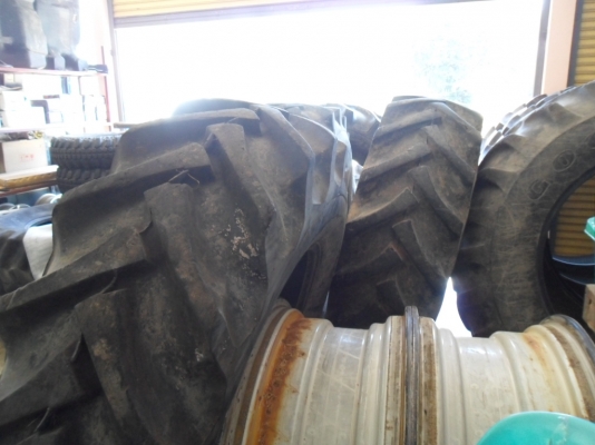 ขายแล้ว ยางหล่อรถไถถอด\% โครงยางสยาม หลัง18.4-30 ดอกเต็มคู่ละ12,800 ยางหน้า24"เพิ่ม5,000
