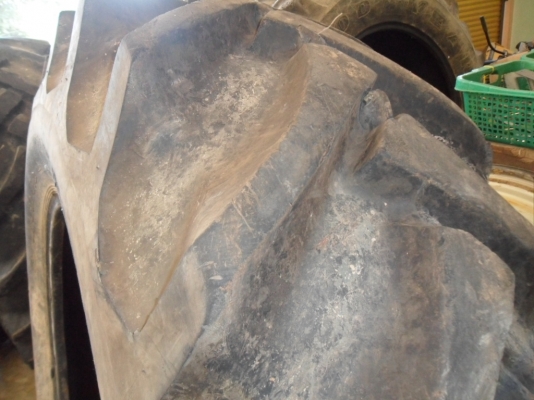 ขายแล้ว ยางหล่อรถไถถอด\% โครงยางสยาม หลัง18.4-30 ดอกเต็มคู่ละ12,800 ยางหน้า24"เพิ่ม5,000