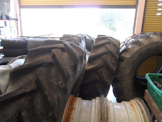 ขายแล้ว ยางหล่อรถไถถอด\% โครงยางสยาม หลัง18.4-30 ดอกเต็มคู่ละ12,800 ยางหน้า24"เพิ่ม5,000