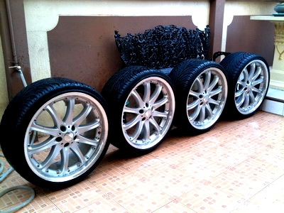 ล้อ HARTGE ขนาด 22 นิ้ว แท้จากเยอรมัน พร้อมยางดอกเต็มๆ ล้อหน้า 265-30-22 ล้อหลัง 295-25-22 ขนาด 22 นิ้ว...Tel.085-150-9040 P ล้อ HARTGE ขนาด 22 นิ้ว แท้จากเยอรมัน พร้อมยางดอกเต็มๆ ล้อหน้า 265-30-22 ล้อหลัง 295-25-22 ขนาด 22 นิ้ว...Tel.085-150-9040 P