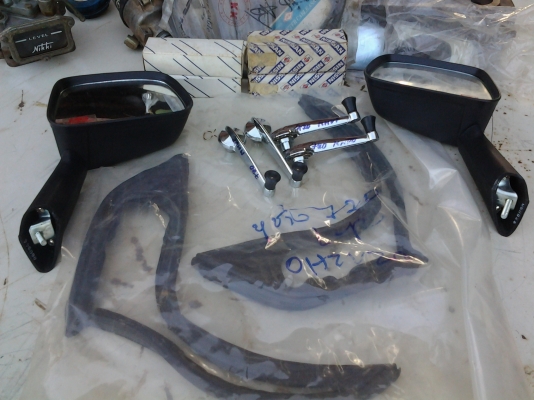 JOECLASSICขายยางหูช้าง720งานเก่าเก็บคู่ละ 600.มือหมุนกระจก720งานเก่าเก็บคู่ละ 400.กระจกติดแก้ม720ของเดิมคู่ละ700.สนใจโทรสอบฤามได้..