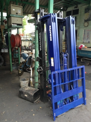 +++ ขายเสา 4.5 เมตร   KOMATSU FD15  เสาเข้าตู้  3 ตอน  ราคา 35,000.- บาทครับ  สนใจโทร. 081-659-7598 ***