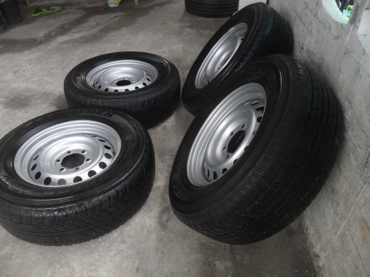 ล้อกะทะ 17นิ้ว 6รู พร้อมยาง 265/65R17ปี09 สวยๆ 4 ล้อ ราคา 5900 บาท