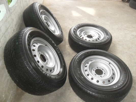 ล้อกะทะ 17นิ้ว 6รู พร้อมยาง 265/65R17ปี09 สวยๆ 4 ล้อ ราคา 5900 บาท