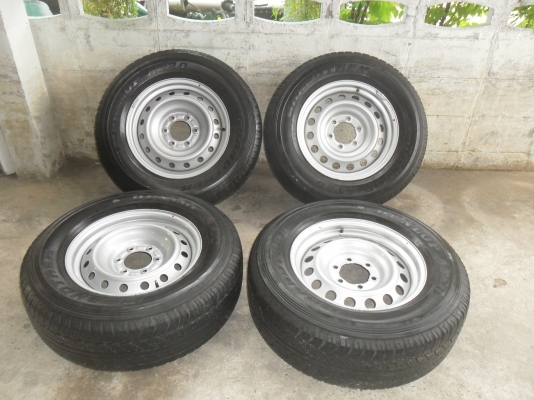 ล้อกะทะ 17นิ้ว 6รู พร้อมยาง 265/65R17ปี09 สวยๆ 4 ล้อ ราคา 5900 บาท