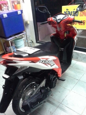 Honda Click 125 i ปี 2556 รุ่นใหม่ล่าสุด ลาย Street สีขาวแดง รถสวยจริง คุณภาพดี Honda Click 125 i ปี 2556 รุ่นใหม่ล่าสุด ลาย Street สีขาวแดง รถสวยจริง คุณภาพดี