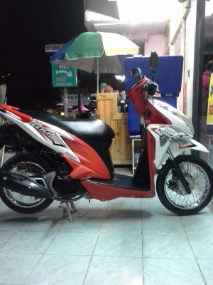 Honda Click 125 i ปี 2556 รุ่นใหม่ล่าสุด ลาย Street สีขาวแดง รถสวยจริง คุณภาพดี Honda Click 125 i ปี 2556 รุ่นใหม่ล่าสุด ลาย Street สีขาวแดง รถสวยจริง คุณภาพดี