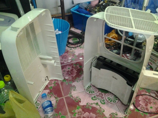 ขายเครื่องลดความชื่นเอาไปโมดิฟายเป็นแอร์เคลื่อนที่. ขายเครื่องลดความชื่นเอาไปโมดิฟายเป็นแอร์เคลื่อนที่.