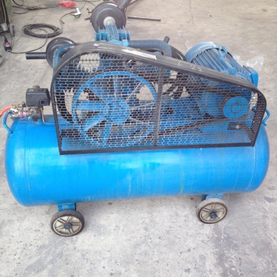 ปั๊มลมมือ 2 ใช้งานได้ดี ขนาด 200 ลิตร 7.5 แรง ต้องการขายเพราะจะเปลี่ยนไปใช้ปั๊มสกรู ปั๊มลมมือ 2 ใช้งานได้ดี ขนาด 200 ลิตร 7.5 แรง ต้องการขายเพราะจะเปลี่ยนไปใช้ปั๊มสกรู