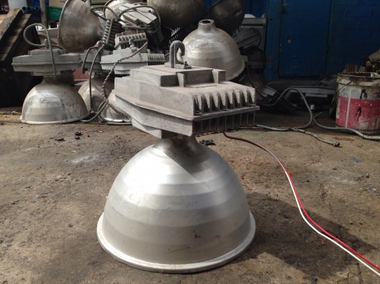 ขายโคมไฟโรงงาน Sylvania ขนาด 250 W กล่องอลูมิเนียม สภาพสวย พร้อมใช้งาน มีหลายชุดครับ