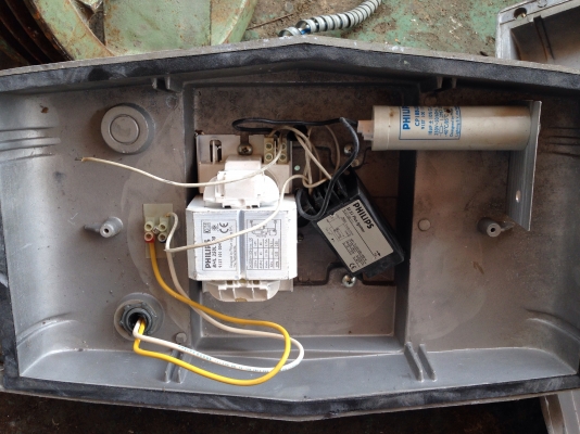 ขายโคมไฟโรงงาน Sylvania ขนาด 250 W กล่องอลูมิเนียม สภาพสวย พร้อมใช้งาน มีหลายชุดครับ ขายโคมไฟโรงงาน Sylvania ขนาด 250 W กล่องอลูมิเนียม สภาพสวย พร้อมใช้งาน มีหลายชุดครับ