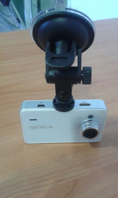 คุณภาพสุดคุ้มกับกล้องติดรถยนต์ K6000 รองรับ Full HD เลนส์มุมกว้าง มีฟังก์ชั่นตรวจจับการเคลื่อนไหว มีโหมดถ่ายกลางคืน เชื่อมต่อออก TV ได้ สามารถบันทึกภาพได้ในมุมกว้าง ทั้งภาพวีดีโอและเสียง รองรับการใช้งานหลายภาษา และสามารถใช้ได้กับรถหลายรุ่น มาพร้อมกับ HOLD