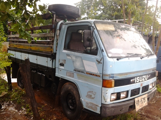 ISUZU NKR55E เกียร์สั้น หัวยกได้ 4ล้อบรรทุกพร้อมคอก เครื่อง88 ฝาขาว