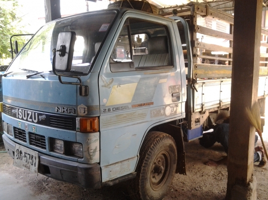 ISUZU NKR55E เกียร์สั้น หัวยกได้ 4ล้อบรรทุกพร้อมคอก เครื่อง88 ฝาขาว