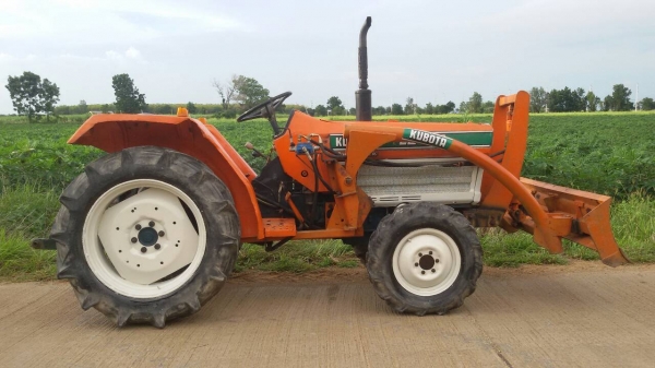 ขาย Kubota L2402 สองเพลา พร้อมใบดันหน้า รถพร้อมใช้งานครับ