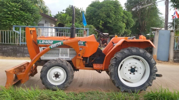 ขาย Kubota L2402 สองเพลา พร้อมใบดันหน้า รถพร้อมใช้งานครับ