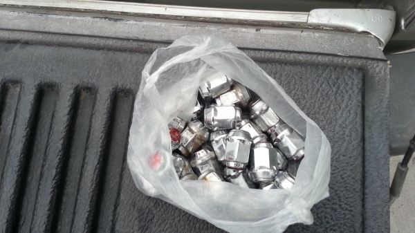 ขายแม็กยางถอดป้ายแดง Hyundai H1 6รู ยางHankook 215/70R16 ยางสัปดาห์ที่48ปี13 (ตุ่มหน้ายางสียังอยู่) จำนวน 1 ชุด พร้อมน๊อต 24 ตัว